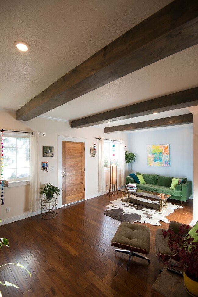 Building Photo - Gorgeous Petite Single Family House with b...