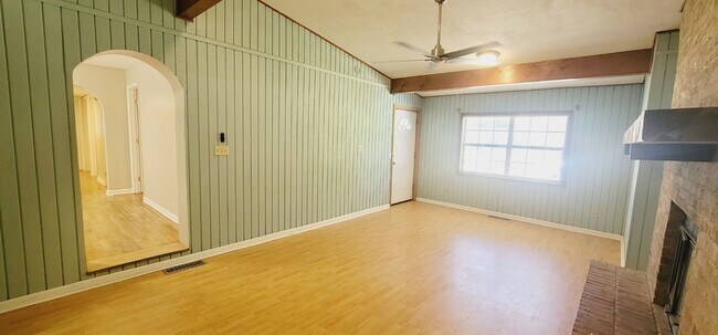 Building Photo - 4/2 HOUSE w/ Deck, Fenced Yard, Washer/Dry...