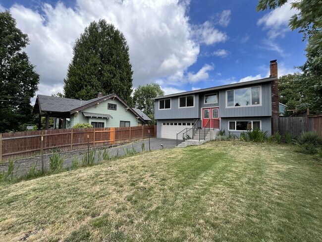 Foto del edificio - Spacious Milwaukie Home with Bonus Room, Large Fenced Yard and Shed/Workshop