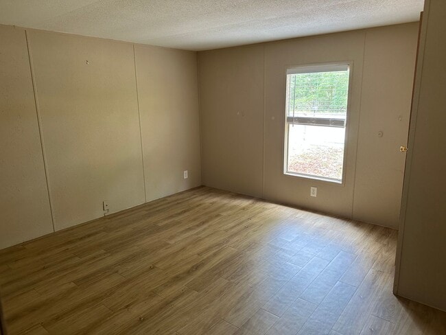 Building Photo - Well Maintained 2/2 home with fence enclosed