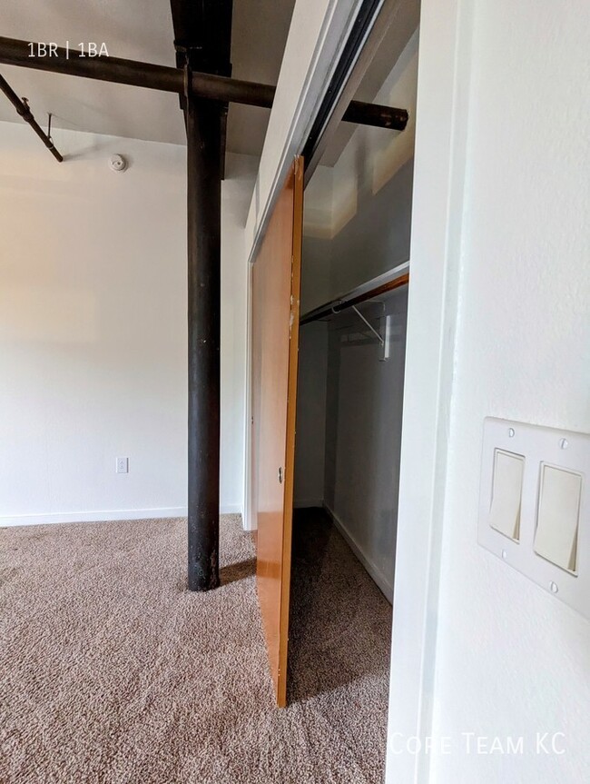 Building Photo - Large Loft in River Market!