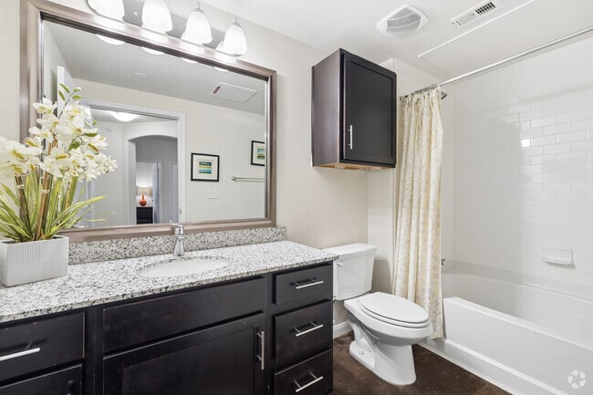 2BR, 2BA - 1,053SF - Second Bathroom - Legacy Brooks