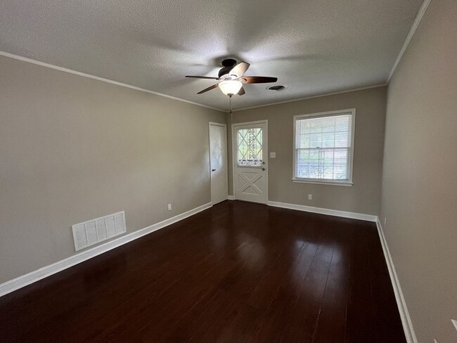 Building Photo - Sweet & Stylish 3 Bedroom 1.5 bath