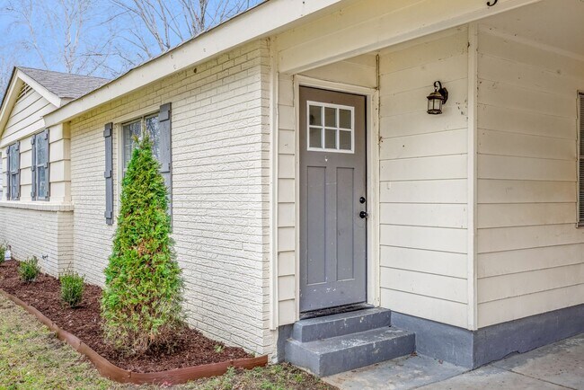 Building Photo - 5450 Loch Lomond Rd