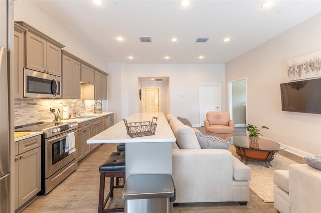 Building Photo - 400 E Mill St