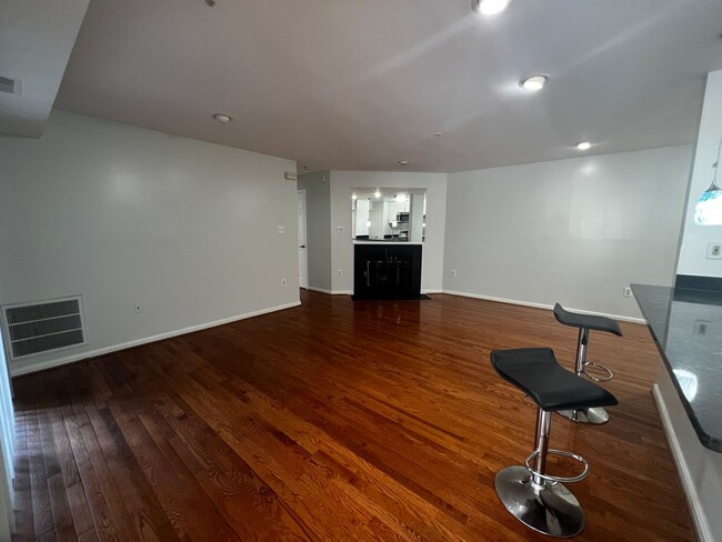 Foto del edificio - Beautiful 2 BR/2 BA Condo in Oxon Hill!