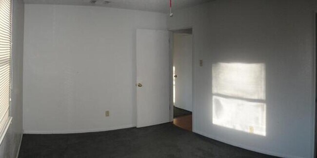 Foto del edificio - 222 Bridle Dr