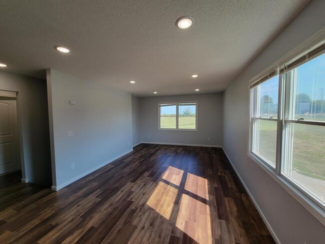 Building Photo - 2260 Fairfax Dr