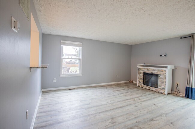 Building Photo - Lovely 3 BR/2 BA EOG Townhome in Bowie!