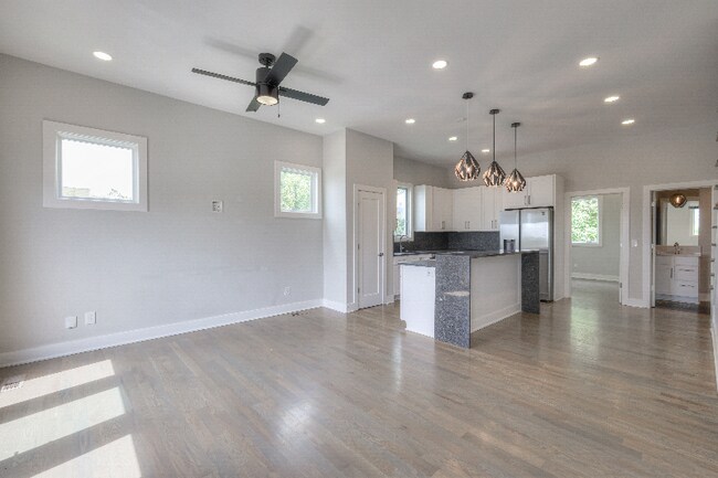 Building Photo - 2137 Buena Vista Hts