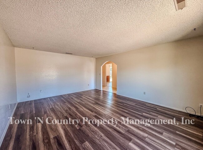 Building Photo - 732 La Mesa Dr