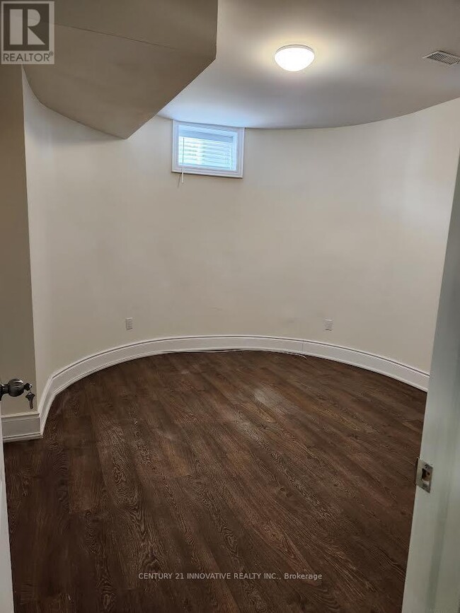 Building Photo - 33 Scarborough Golf Club Rd