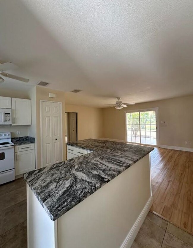 Building Photo - Beautiful 2 Bedroom 2 Bath with garage
