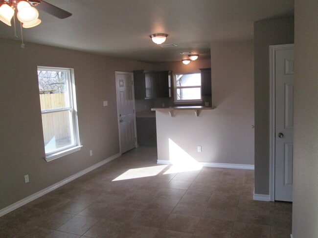 Building Photo - 530 W Heard St