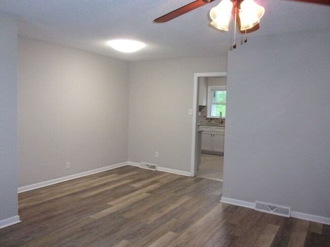 Foto del edificio - Spacious 2 Bedroom 1 Bath Duplex Minutes t...