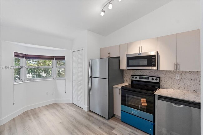 Foto del edificio - 2930-2912 SE 12th Rd