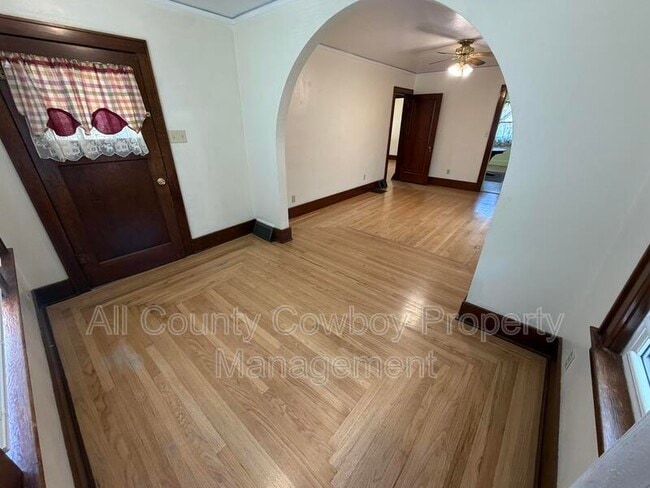 Building Photo - 557 N 8th St