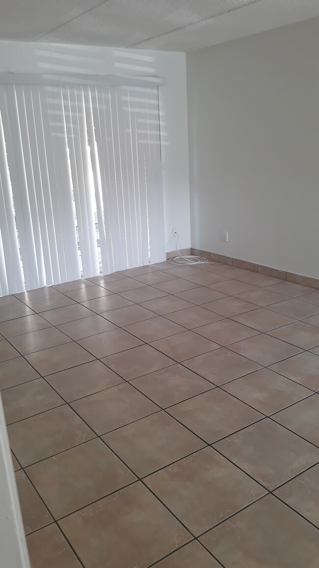 Building Photo - Paloma's Apartments