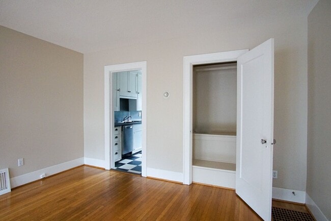 Building Photo - Awesome 1 Bedroom Flat By Laurelhurst Park...