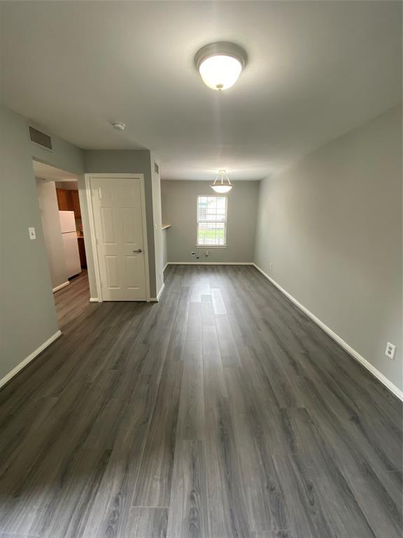 Building Photo - 304 Dell Ct