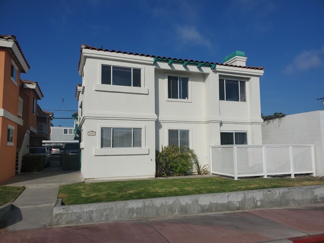 UNIT WITH PATIO - 3207 S El Camino Real