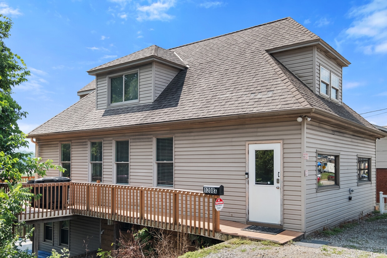 1208 Washington Pike, Bridgeville, PA 15017 Townhome Rentals in