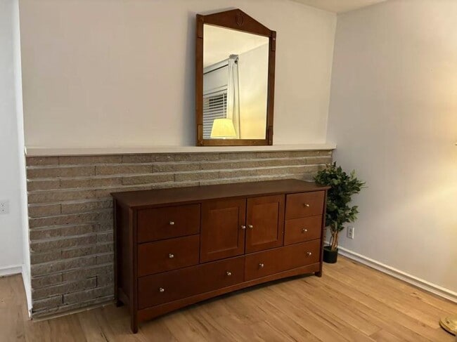 Building Photo - 3 bedroom in Vancouver BC V5N 5H8