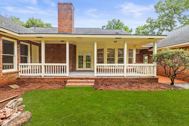 Foto del edificio - Renovated Home on Large Corner Lot in Coveted Strathy Hall
