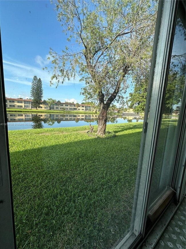 Foto del edificio - 2940 NE 203rd St
