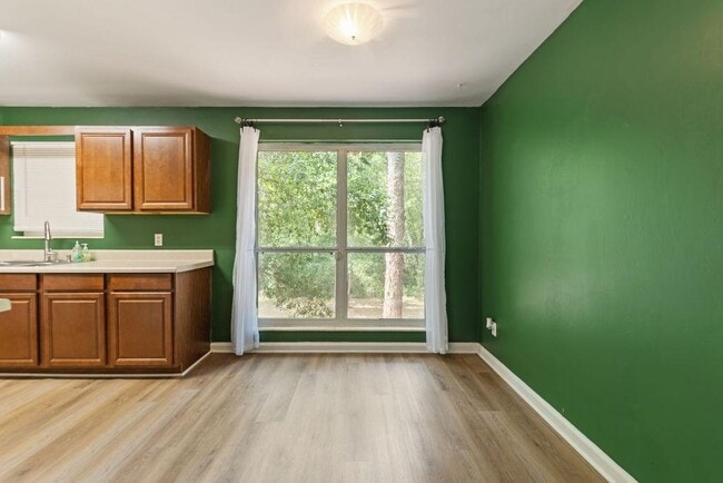 Building Photo - 4936 Springhill Dr