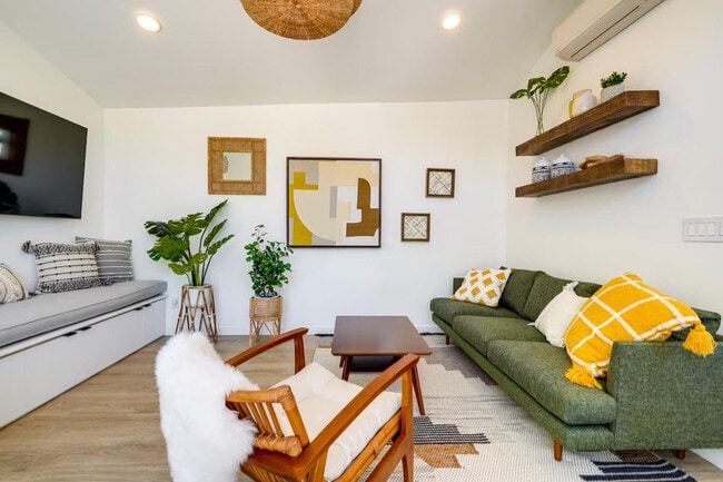 Building Photo - 510 Iris St