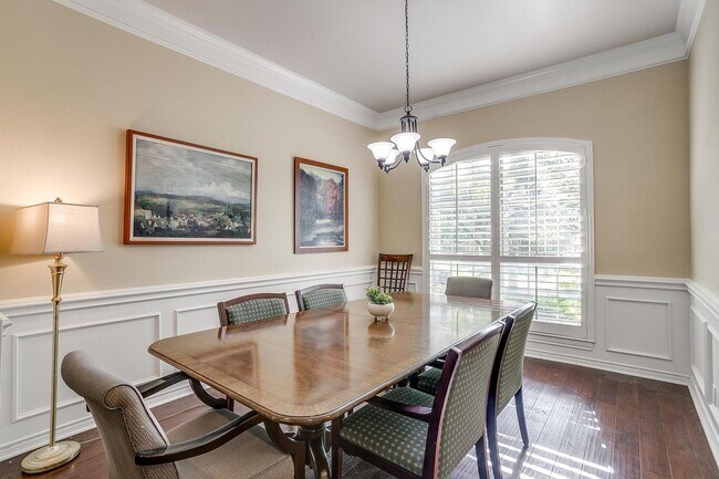 Building Photo - Bright & Modern 3 Bed, 2 Bath with a Pool ...