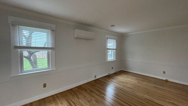 Building Photo - One Bedroom Apartment Downtown