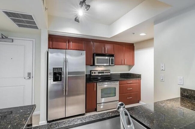 Building Photo - 403 S Sapodilla Ave