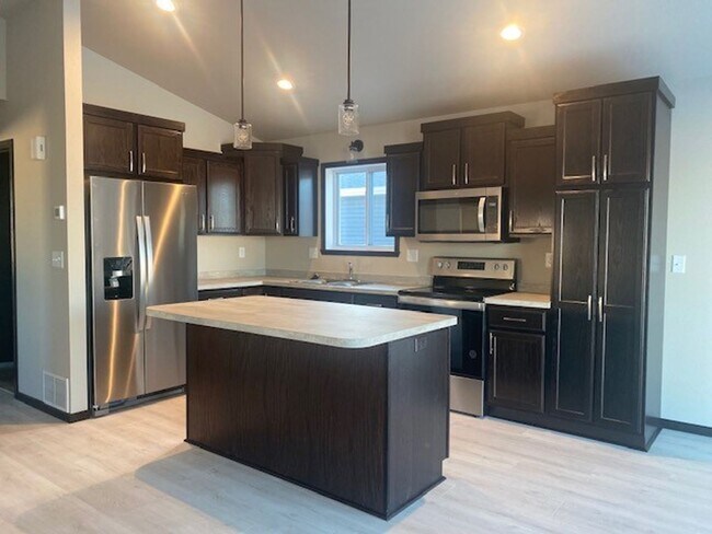 Foto del edificio - Modern 3 Bedroom Home with Garage & Fenced Yard for Rent!