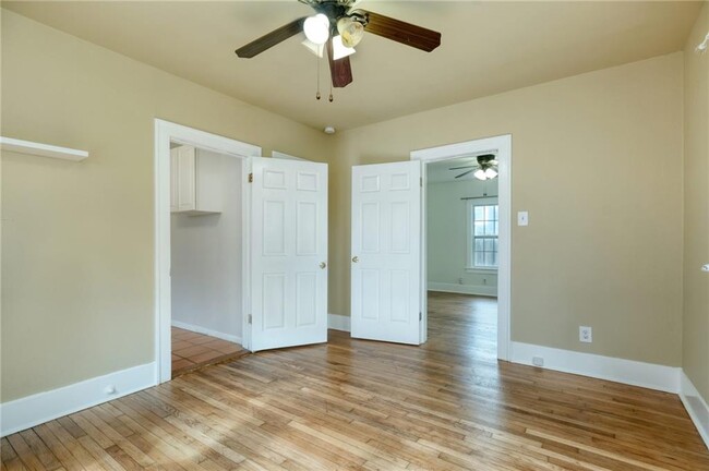 Building Photo - 523 E Live Oak St