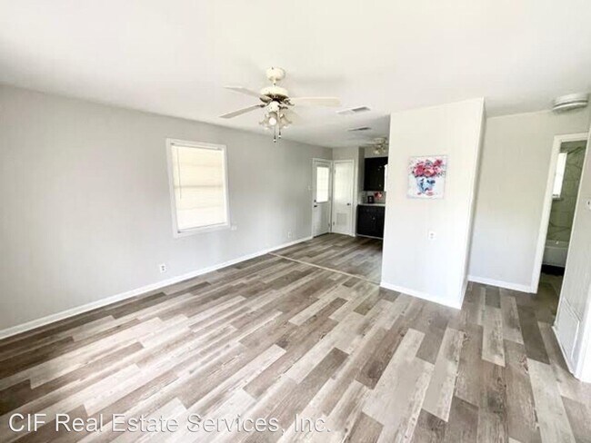 Building Photo - 2 br, 1 bath House - 210 W Walnut St