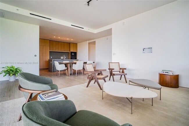 Foto del edificio - 8701 Collins Ave