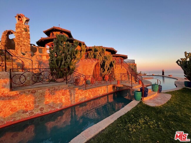 Foto del edificio - 1230 Toro Canyon Rd