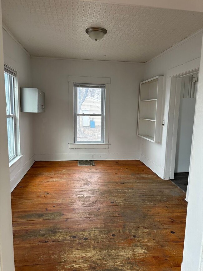 Building Photo - 2 Bedroom, 1 Bath House for Rent- 410 Randall