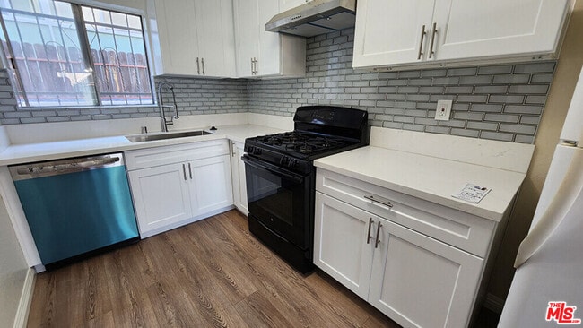 Building Photo - 4732 Elmwood Ave