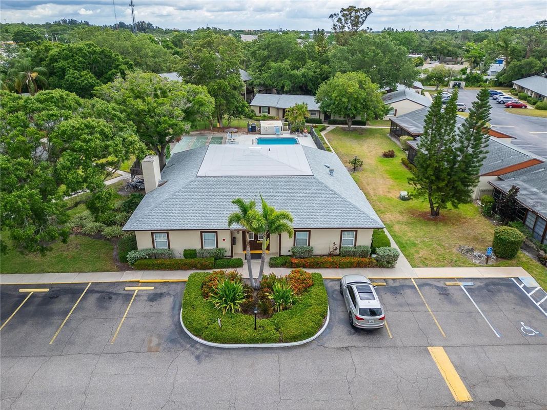 Foto del edificio - 4215 E Bay Dr