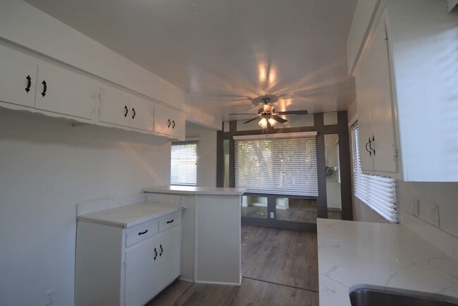 Foto del edificio - 4920 Laurel Canyon Blvd