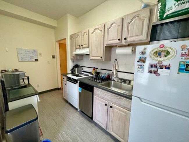 Foto del edificio - Renovated Brighton 1 Bed on Chestnut Hill ...