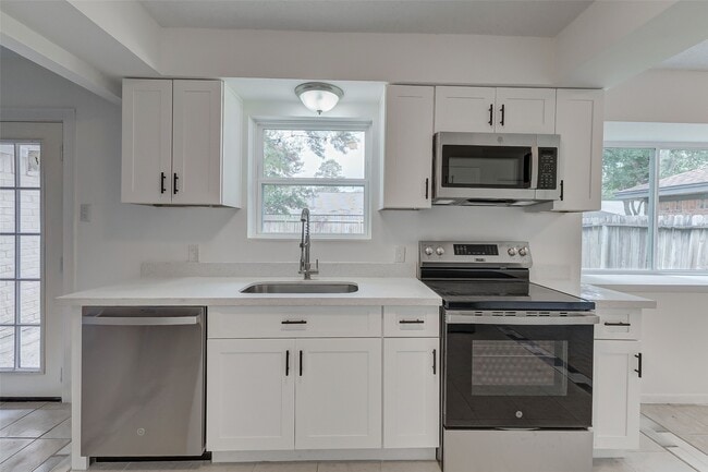 Building Photo - 6011 Coachgate Dr