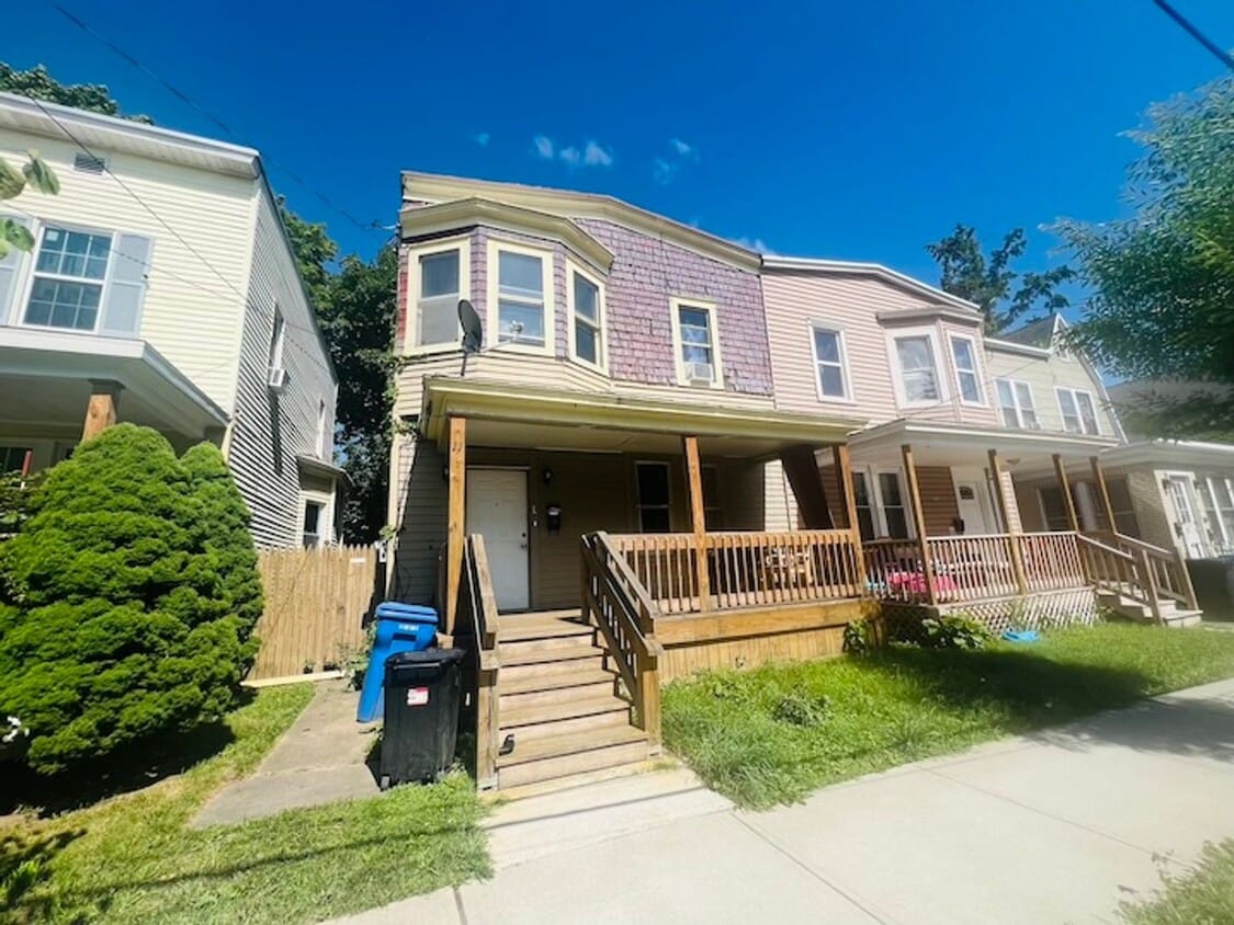 Foto principal - Single Family Home w/ HUGE Yard