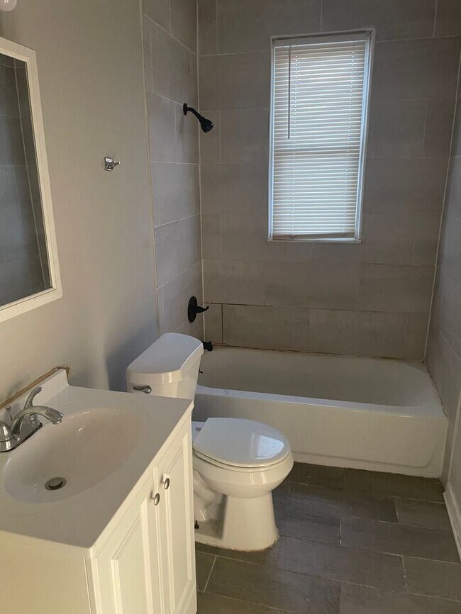 Foto del edificio - 3BR 1BA Home w/ Central A/C • W/D Hookups • Off-Street Parking in Memphis