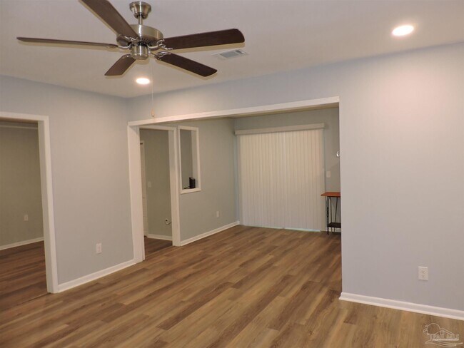 Foto del edificio - 6970 Woodley Dr