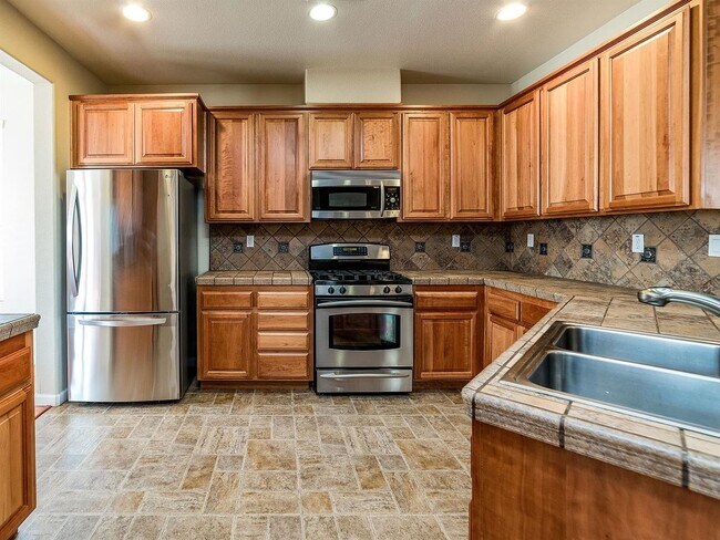 Foto del edificio - Beautiful Enclave updated unit!