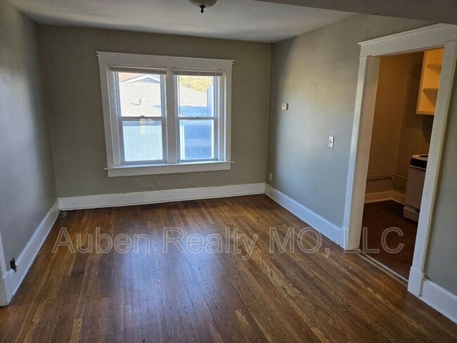 Building Photo - 1602 W 37th St